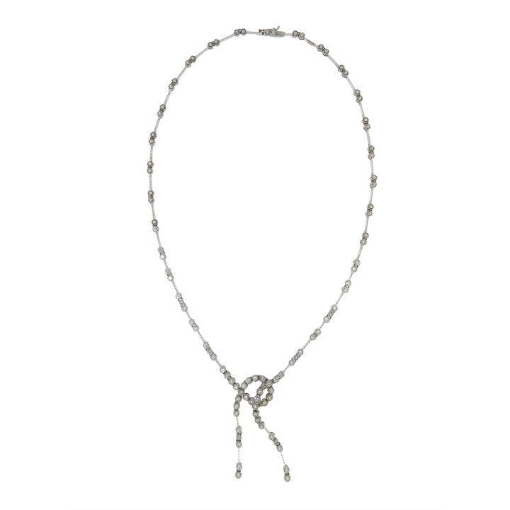 GIROCOLLO - Girocollo in oro bianco composto da maglie a segmenti dentellati alternati a diamanti taglio brillante per complessivi ct 0,80 ca, al centro intreccio a nodo con frange pendenti