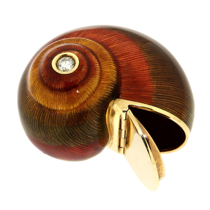 FASANO - Scatola in oro giallo e smalti policromi, a forma di chiocciola, firmata 'Fasano'; un diamante taglio brillante di ct  0,25 ca