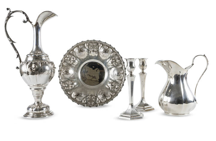 LOTTO DI CINQUE OGGETTI IN ARGENTO - Lotto composto da cinque oggetti in argento: una coppia di candelieri, argento 925/1000, firmati 'Pampaloni'; una brocca con piatto lavorati a mano, firmati 'Costante Provenghi'; una brocca battuta a mano