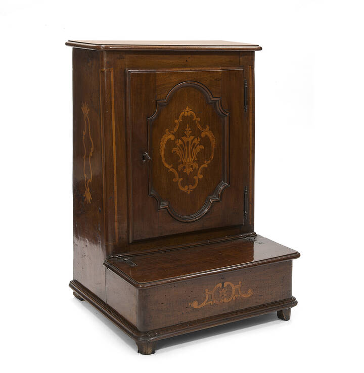 INGINOCCHIATOIO - Inginocchiatoio in noce intarsiato in acero, Piemonte XVIII sec., a un'anta, all'interno ripiano e due tirettini con pomello in osso