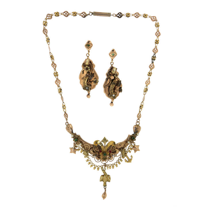 DEMI-PARURE - Demi-parure composta da orecchini pendenti e collana in oro a basso titolo, seconda metà XIX secolo, con perline e pietre colorate<br>Peso g 27,6