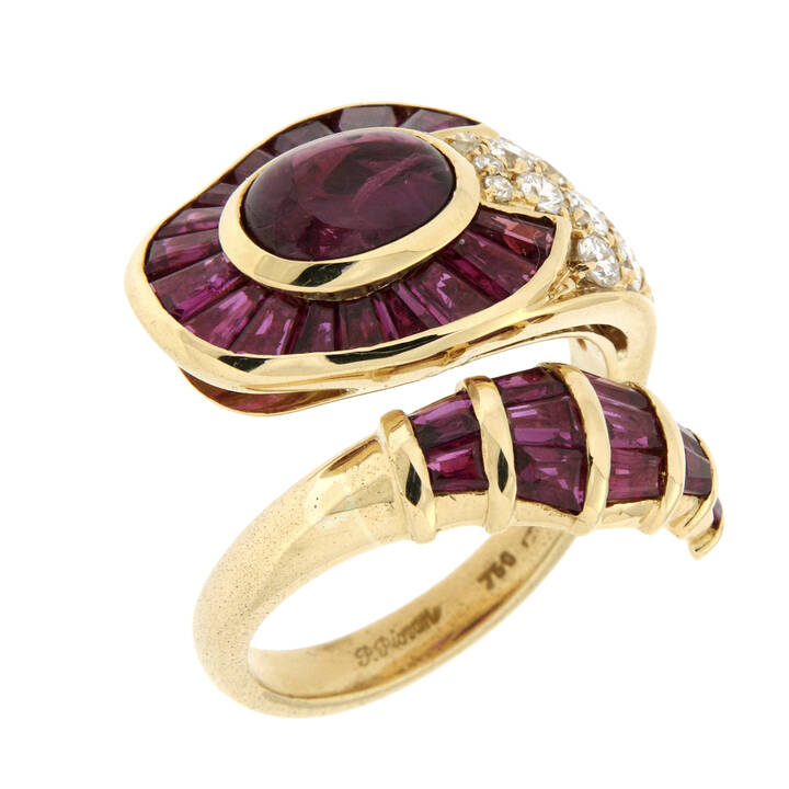 ANELLO - Anello in oro giallo, firmato 'Paolo Piovan', a forma di serpente con diamanti taglio brillante per complessivi ct 0,50 ca e rubini taglio cabochon e baguette 