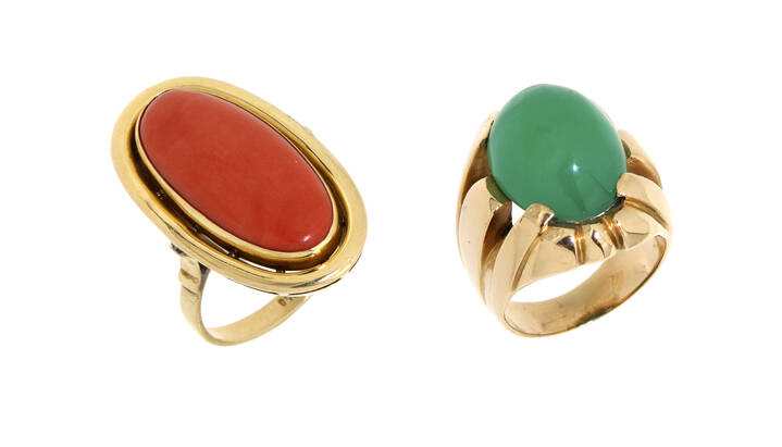 LOTTO DI DUE GIOIELLI - Lotto composto da due anelli in oro giallo: il primo di forma ovale con corallo cabochon, il secondo con agata verde taglio cabochon<br>Peso g 23,1<br>Misura 14 e 9