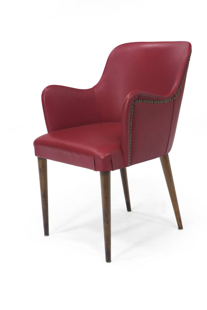 OSVALDO BORSANI - P38<br>Poltrona con struttura in legno e imbottitura in skai.