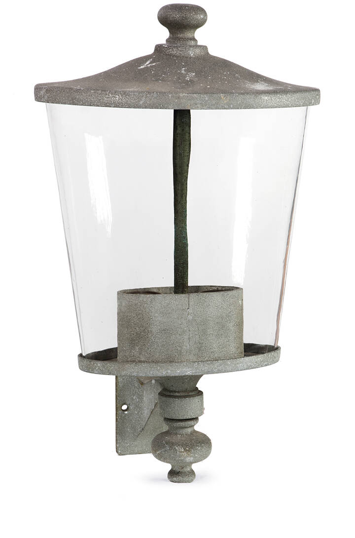 PRODUZIONE ITALIANA - Coppia di grandi lanterne da esterno in ghisa e vetro.