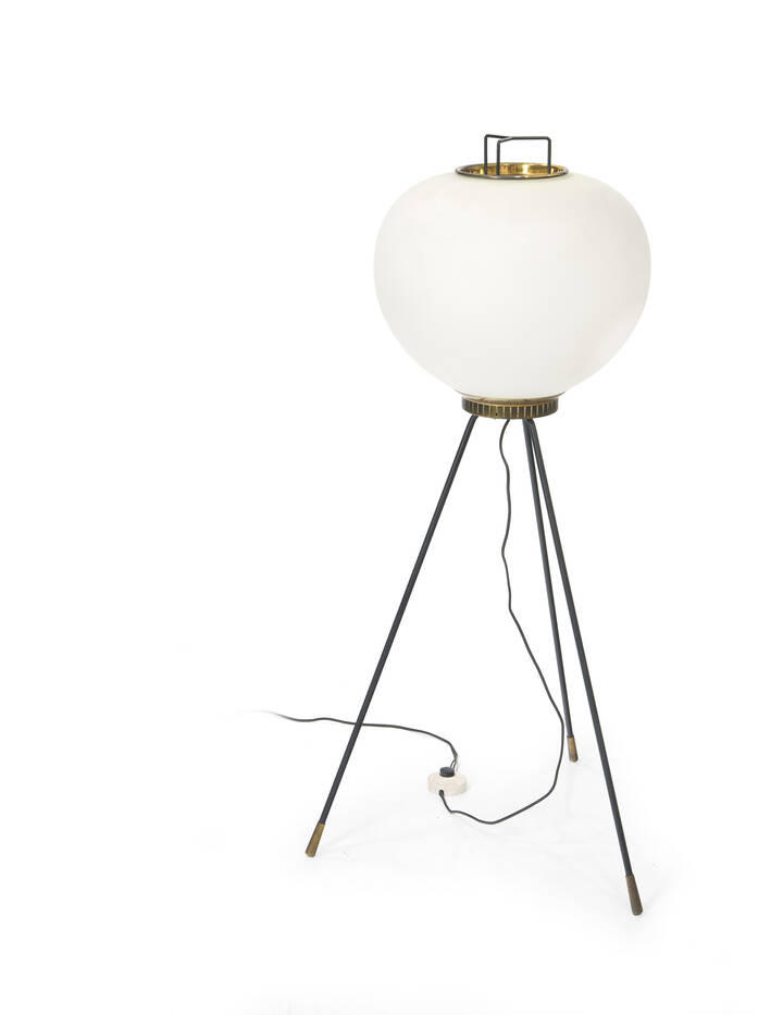 STILNOVO - Lampada da terra in metallo laccato e ottone, diffusore in vetro satinato.