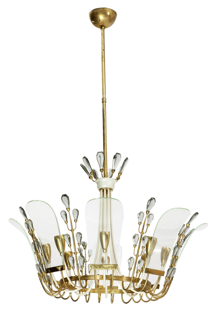 PRODUZIONE ITALIANA - Lampadario con struttura in ottone e diffusori in cristallo curvato alternati ad elementi tagliati a gemma.