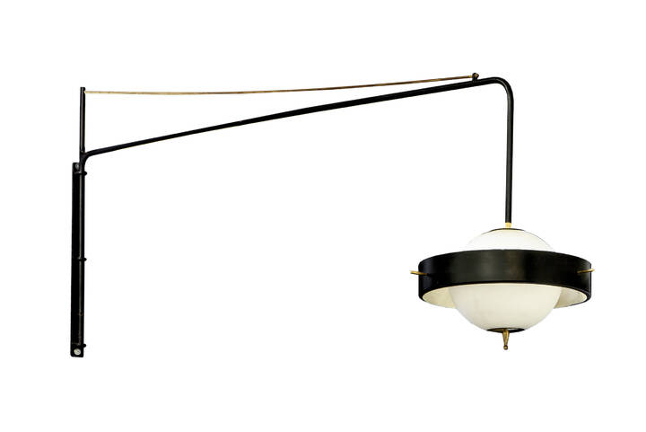 STILNOVO - Lampada da parete smontabile con struttura in metallo laccato e ottone, diffusore sferico in vetro satinato.