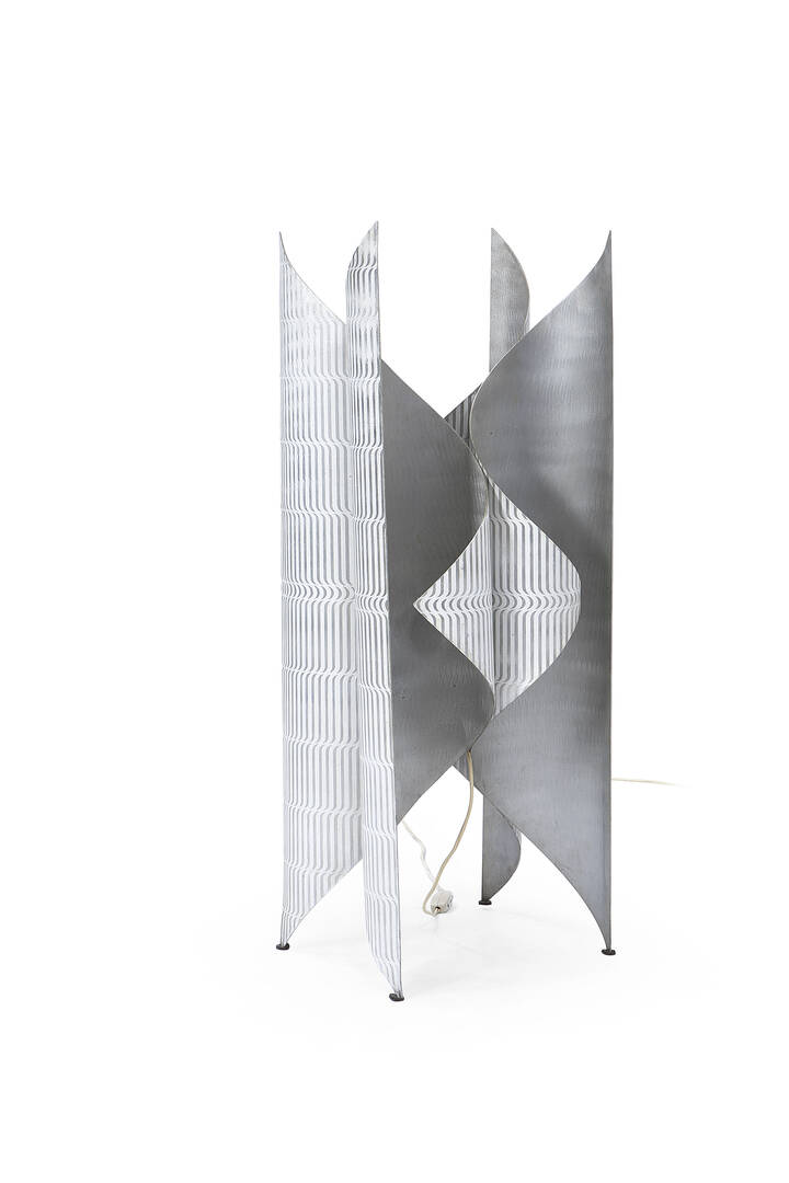 LORENZO BURCHIELLARO - Lampada da terra in alluminio curvato e cesellato.