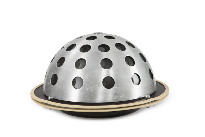 COLOMBINI E GUZZETTI - Elmo<br>Lampada da tavolo in acciaio satinato, metallo laccato ed elementi in plastica.