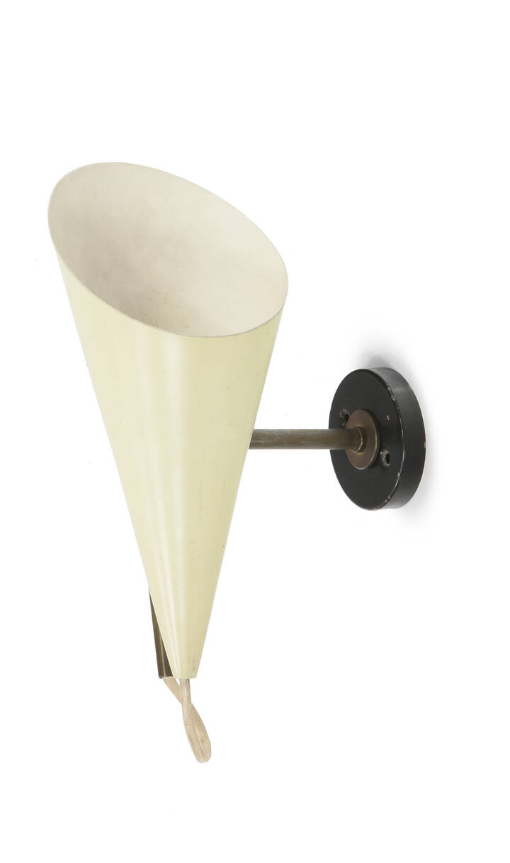 GIUSEPPE OSTUNI - Lampada da parete in ottone brunito e diffusore in metallo laccato.