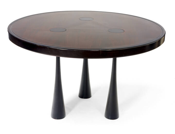 ANGELO MANGIAROTTI - Tavolo del 'Programma S11' con piano in legno e sovrastante vetro, gambe in ghisa laccata.