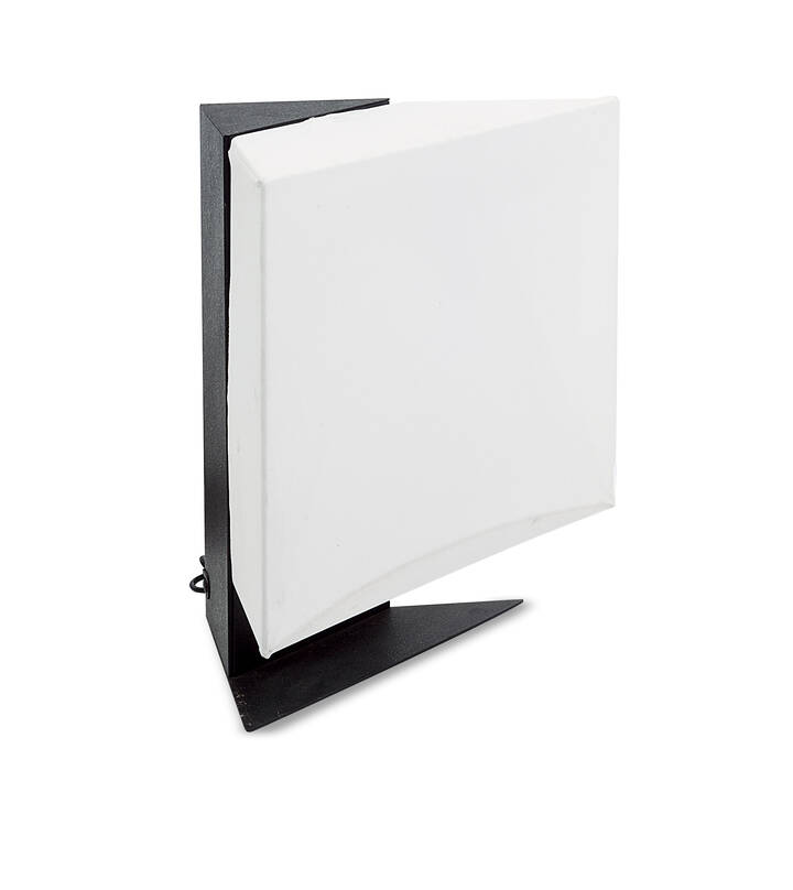 CINI BOERI - Accademia<br>Lampada da tavolo con base in metallo e diffusore triangolare in tessuto.