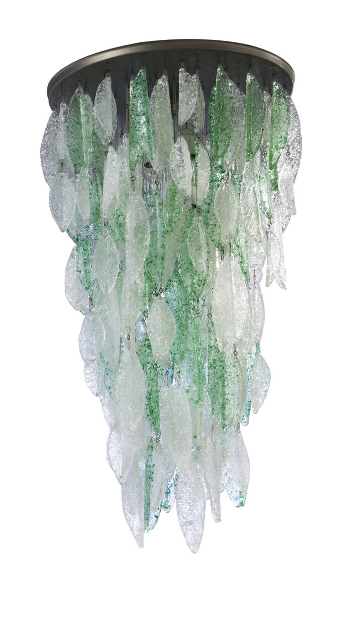 ZERO QUATTRO - Lampada a sospensione a cinquantotto ordini di elementi in vetro ghiacciato nei colori bianco e verde.