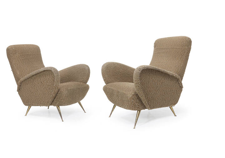 PRODUZIONE ITALIANA - Coppia di poltrone in tessuto imbottito e supporti in ottone.