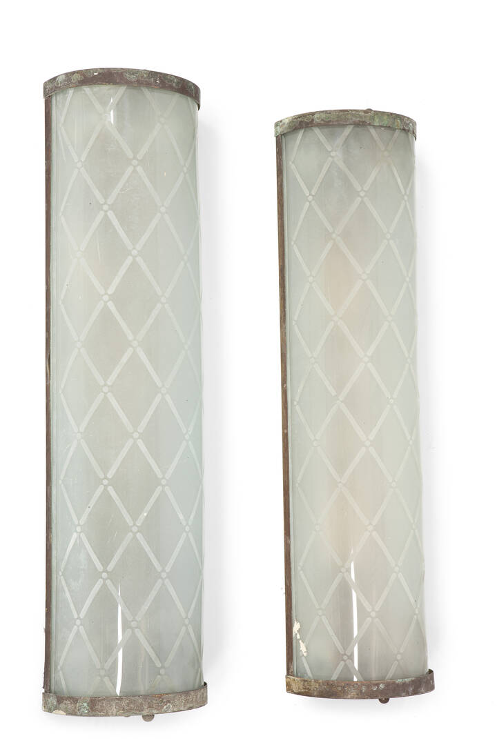 FONTANA ARTE - Coppia di lampade da muro in metallo, ottone e vetro inciso.