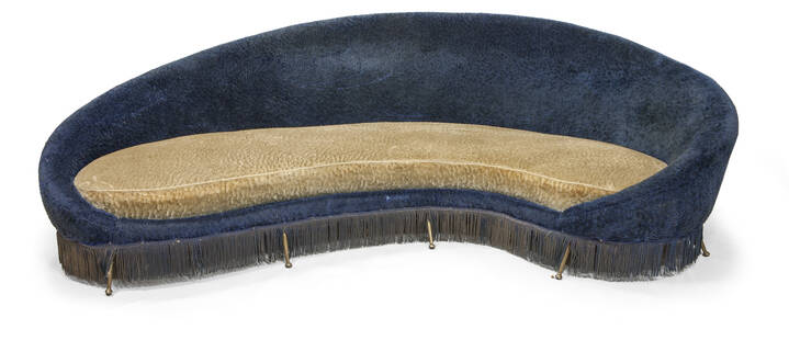 FEDERICO MUNARI - Grande divano curvo con struttura in legno, supporti in ottone e tessuto imbottito.