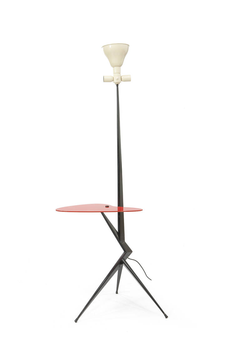 PRODUZIONE ITALIANA - Piantana con struttura in metallo laccato nero e mensola in vetro rosso molato.