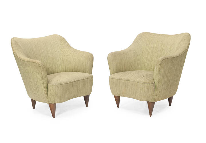 GIO PONTI - Due poltrone con struttura in legno e imbottitura rivestita in tessuto.