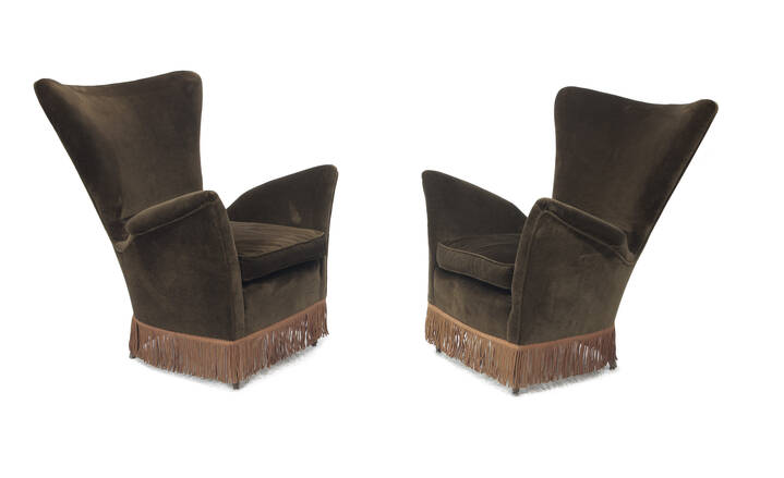 PRODUZIONE ITALIANA - Coppia di poltrone con struttura in legno e imbottitura rivestita in velluto marrone, piedi conici.