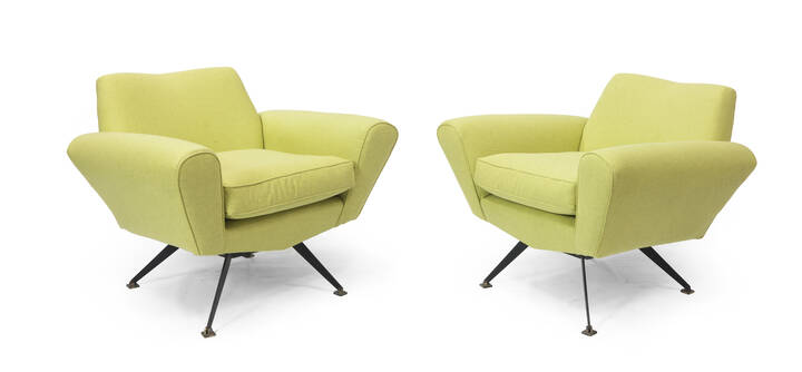 PRODUZIONE ITALIANA - Coppia di poltrone con struttura in metallo laccato e ottone, rivestite in tessuto imbottito.