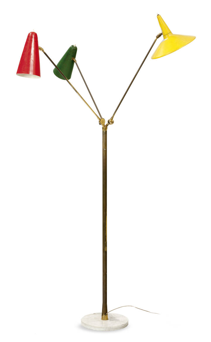 PRODUZIONE ITALIANA - Lampada da terra a tre bracci snodabili,  stelo in ottone e paralumi in alluminio laccato.