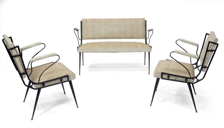 PRODUZIONE ITALIANA - Salotto composto da divano e due poltrone. Struttura in metallo laccato e imbottitura in skai.