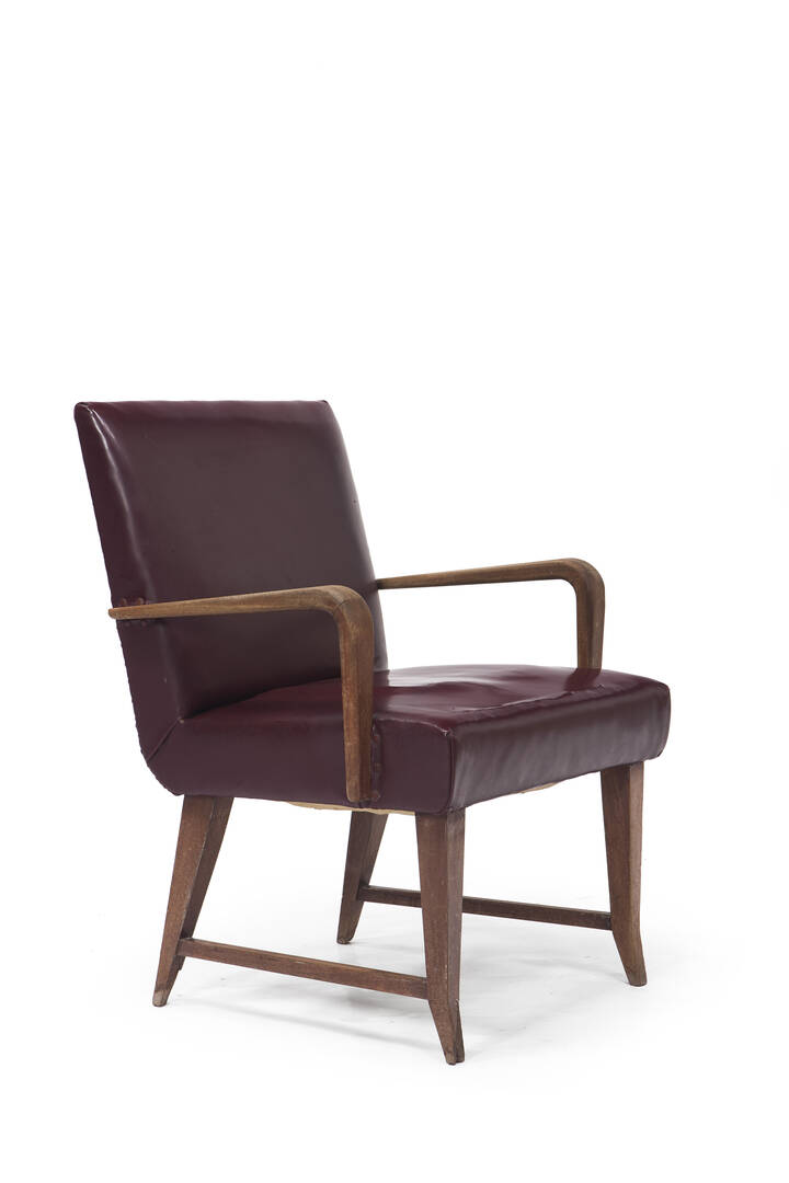 GIO PONTI - Poltroncina in legno di mogano e imbottitura rivestita in skai. Realizzata per gli uffici delle Banca Nazionale del Lavoro.