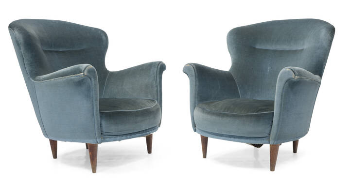 PRODUZIONE ITALIANA - Coppia di poltrone con struttura in legno di noce e imbottitura in velluto.