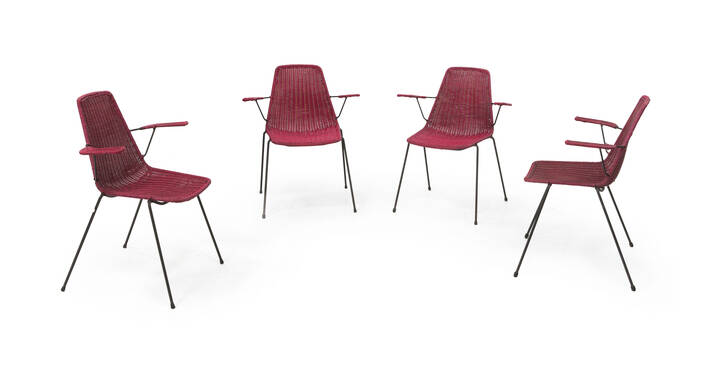CAMPO & GRAFFI - Basket<br>Quattro sedie impilabili in ferro verniciato e intrecci in midollino. Rivestimento in materiale plastico.