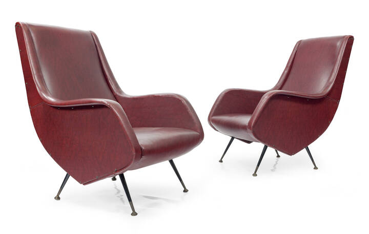 I.S.A - Coppia di poltrone con struttura in legno, supporti in ferro verniciato con puntali in ottone. Imbottitura rivestita in skai.