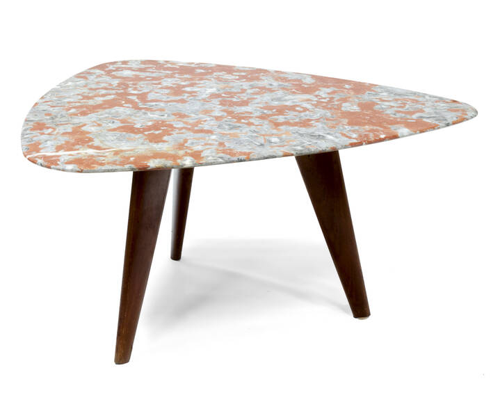 PRODUZIONE ITALIANA - Tavolino con struttura in legno di rovere e piano triangolare in marmo rosa.