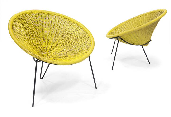 PRODUZIONE ITALIANA - Due poltroncine con struttura in ferro verniciato, corda in plastica e midollino.