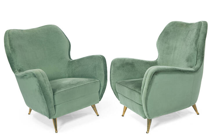 I.S.A - Coppia di poltrone con struttura imbottita in velluto verde e supporti in metallo dorato.