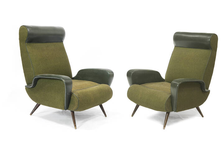 PRODUZIONE ITALIANA - Coppia di poltrone con struttura e sostegni in legno, imbottitura bicolore in tessuto e skai.