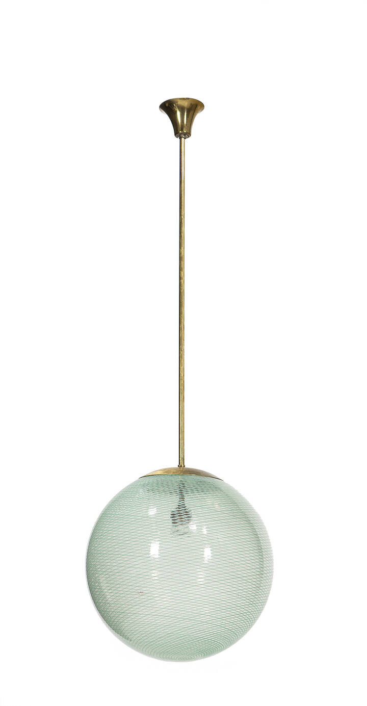 CARLO SCARPA - Lampada a sospensione con struttura in ottone e diffusore sferico in vetro a filigrana.