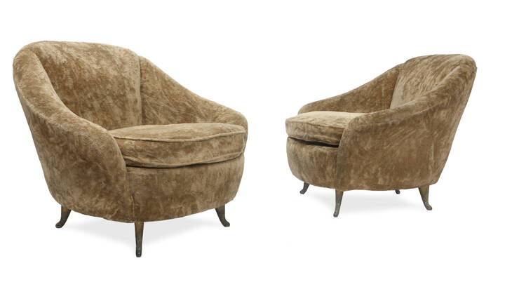 PONTI GIO, attribuito - Coppia di poltrone in velluto imbottito e supporti i metallo dorato.