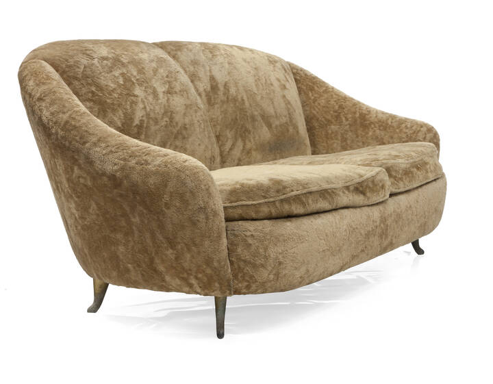 PONTI GIO, attribuito - Divano in velluto imbottito e supporti i metallo dorato.