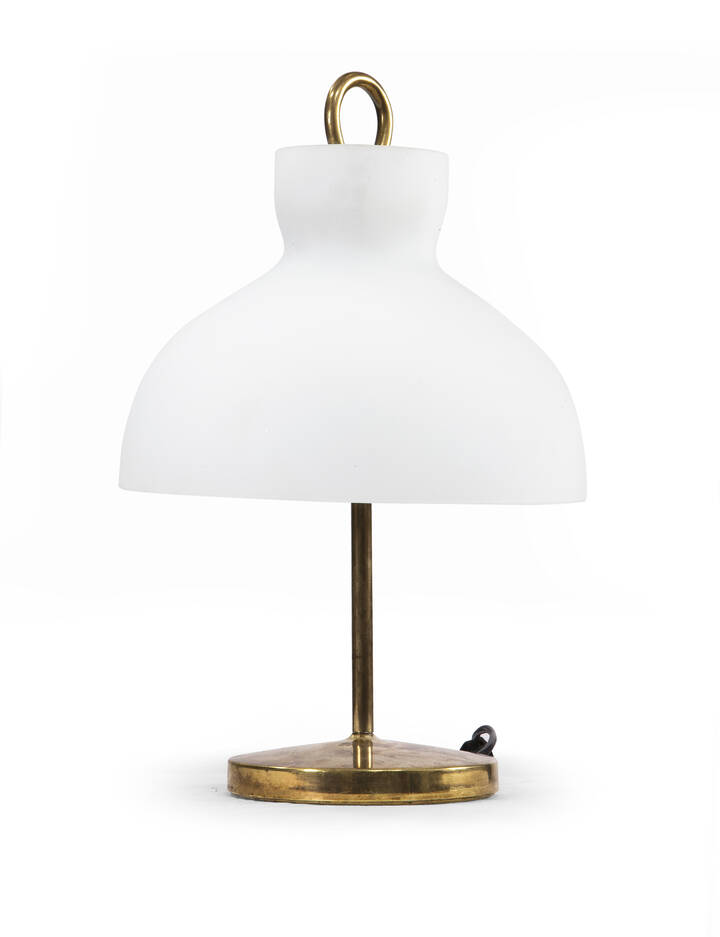 IGNAZIO GARDELLA - Arenzano<br>Lampada da tavolo in ottone e vetro opalino.