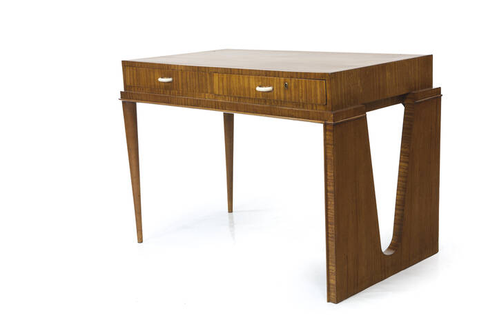 PRODUZIONE ITALIANA - Scrittoio in legno di con cassetti e maniglie in ottone.