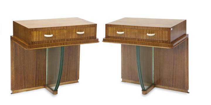 PRODUZIONE ITALIANA - Coppia di comodini con struttura in legno e sostegno centrale in vetro di forte spessore.