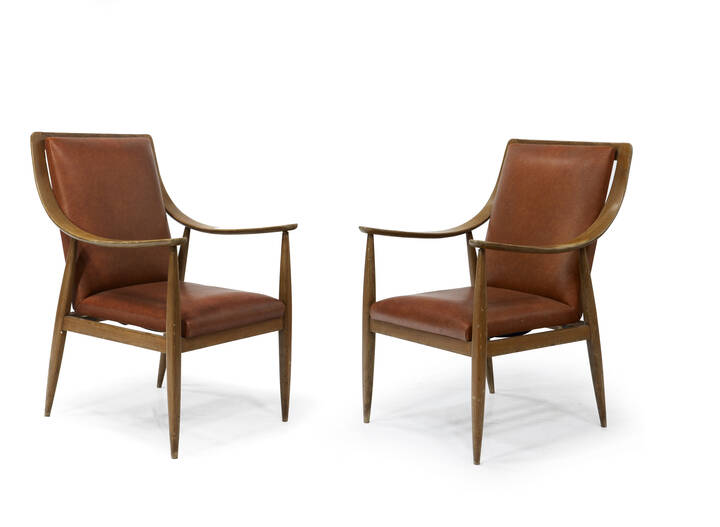 SILVIO CAVATORTA - Coppia di poltroncine in legno di noce e seduta in pelle.