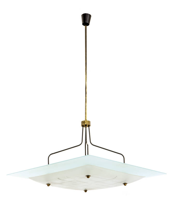 PRODUZIONE ITALIANA - Lampada a sospensione i metallo laccato, ottone e vetro curvato molato e satinato.