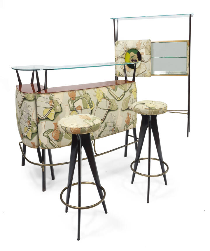 I PALAZZI DELL'ARTE CANTU' - Angolo bar composto da bancone, mobile a ripiani con antina e due sgabelli. 