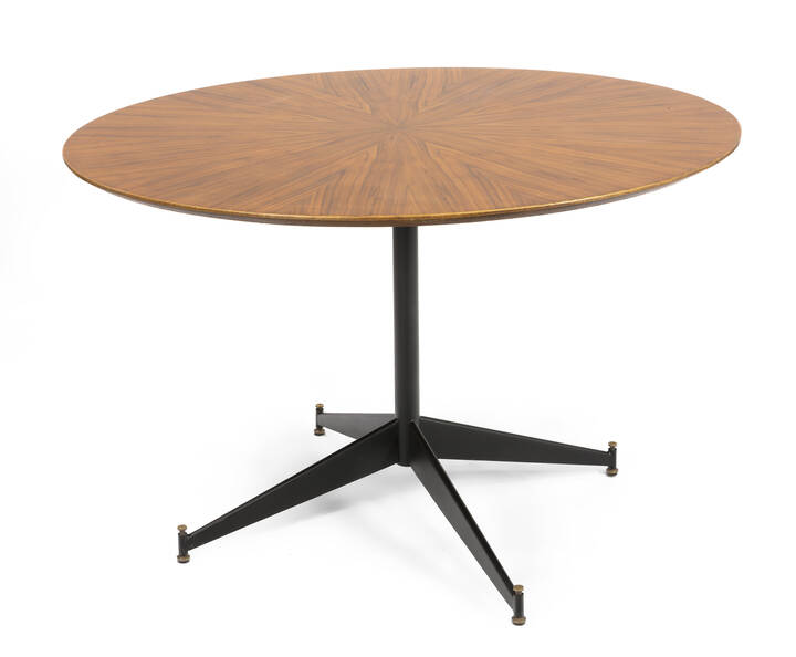 PRODUZIONE ITALIANA - Tavolo con piano in legno, struttura in metallo laccato e puntali regolabili in ottone.