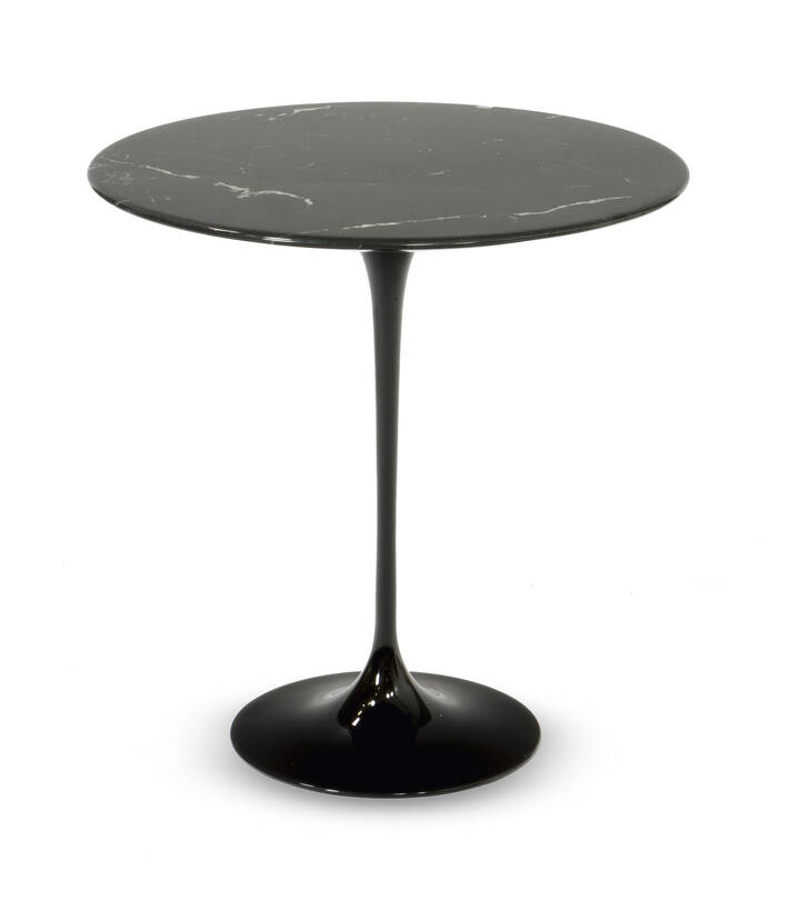 EERO SAARINEN - Tulip<br>Coppia di tavolini con base in alluminio laccato e piano in mdf.