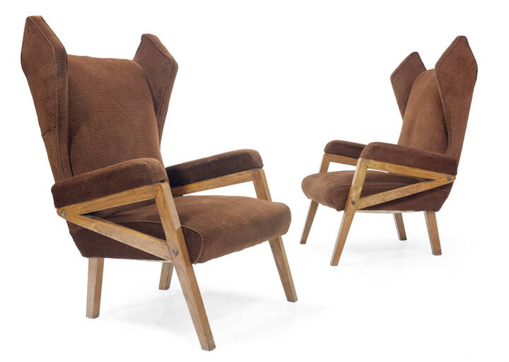 MELCHIORRE BEGA, attribuito - Coppia di poltrone in legno con imbottitura rivestita in tessuto.