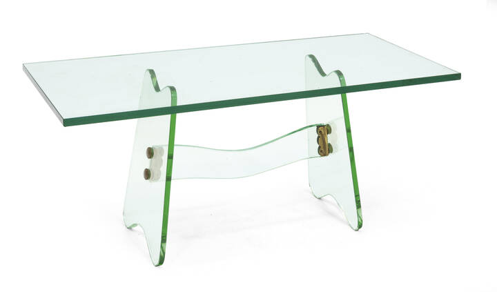 PRODUZIONE ITALIANA - Tavolino con piano e supporti in vetro verde Nilo e finiture in ottone.