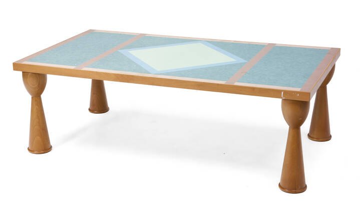 ETTORE SOTTSASS - Tavolino con struttura in legno, piano laccato e decorato.