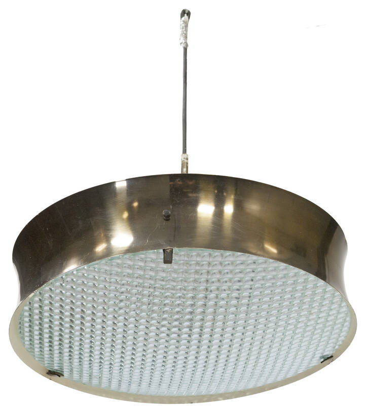 MAX INGRAND - Mod. 2091<br>Lampada a sospensione in ottone niellato scuro,<br>schermi in vetro stampato. Sospensione a cordone.